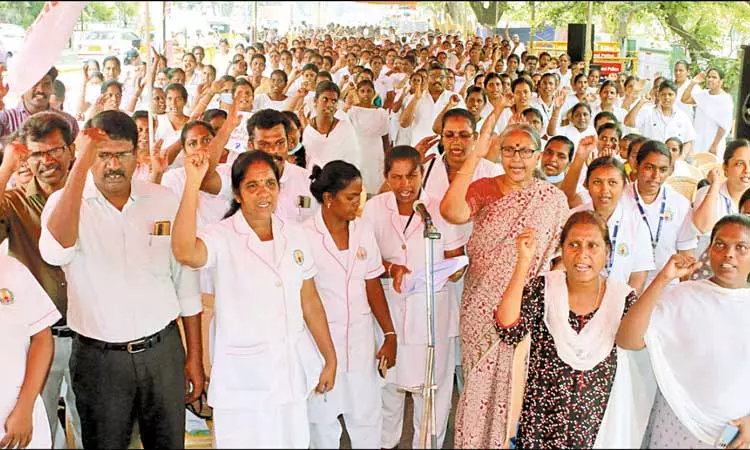 9 அம்ச கோரிக்கையை வலியுறுத்தி தொகுப்பூதிய நர்சுகள் உண்ணாவிரத போராட்டம் 9 அம்ச கோரிக்கையை வலியுறுத்தி தொகுப்பூதிய நர்சுகள் உண்ணாவிரத போராட்டம்