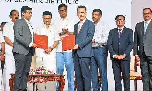 தமிழகத்தில், ஹூண்டாய் நிறுவனம் ரூ.20 ஆயிரம் கோடி முதலீடு; முதல்-அமைச்சர் முன்னிலையில் ஒப்பந்தம் கையெழுத்து தமிழகத்தில், ஹூண்டாய் நிறுவனம் ரூ.20 ஆயிரம் கோடி முதலீடு; முதல்-அமைச்சர் முன்னிலையில் ஒப்பந்தம் கையெழுத்து