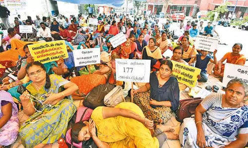 பணி நியமன தேர்வுக்கு எதிர்ப்பு: தகுதித்தேர்வில் தேர்ச்சி பெற்ற ஆசிரியர்கள் போராட்டம்