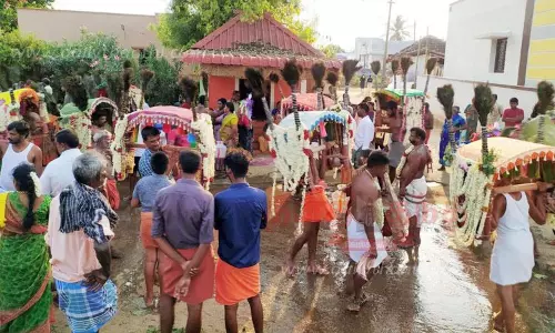 காவடி எடுத்து பக்தர்கள் பாதயாத்திரை