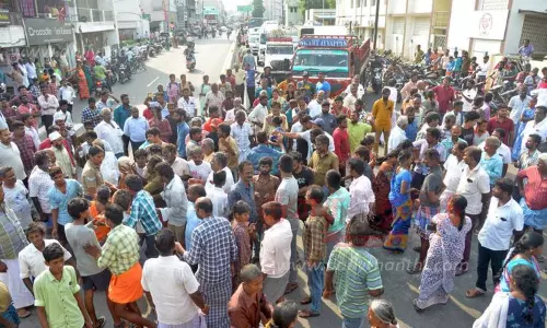 லாரி மீது மோட்டார் சைக்கிள் மோதி வியாபாரி பலி