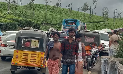 சுற்றுலா வாகனங்களால் போக்குவரத்து நெரிசல் சுற்றுலா வாகனங்களால் போக்குவரத்து நெரிசல்