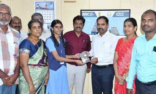 பள்ளி மாணவ-மாணவிகளுக்கு கலெக்டர் பாராட்டு