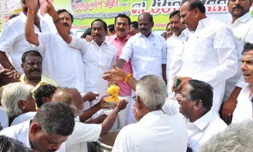 எடப்பாடி கே.பழனிசாமி பிறந்த நாள் கொண்டாட்டம்