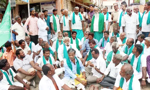 வங்கியை முற்றுகையிட்ட விவசாயிகள் 80 ேபர் கைது வங்கியை முற்றுகையிட்ட விவசாயிகள் 80 ேபர் கைது