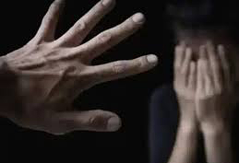 ஓடும் ரெயிலில் பெண்ணை தாக்கி, மானபங்கம் செய்தவர் கைது ஓடும் ரெயிலில் பெண்ணை தாக்கி, மானபங்கம் செய்தவர் கைது