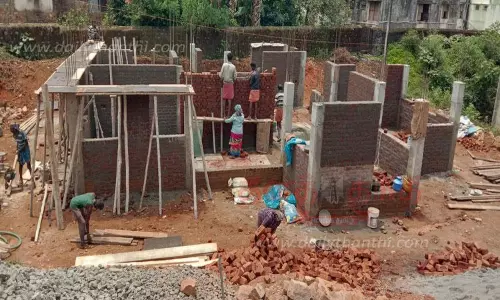 4 இடங்களில் சமையல் கூடம் கட்டும் பணி