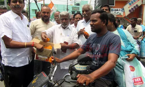 கர்நாடக சட்டசபை தேர்தலில் வெற்றி:நாமக்கல்லில் காங்கிரசார் இனிப்பு வழங்கி கொண்டாட்டம்