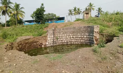 இடிந்து விழுந்த குடிநீர் கிணறு சீரமைக்கப்படுமா? இடிந்து விழுந்த குடிநீர் கிணறு சீரமைக்கப்படுமா?