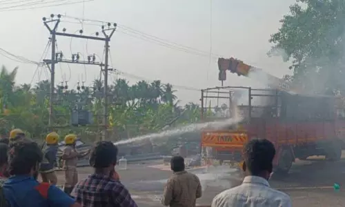 சாலையில் வெள்ளை கோடு போடும் எந்திரம் வெடித்து 2 தொழிலாளர்கள் காயம் சாலையில் வெள்ளை கோடு போடும் எந்திரம் வெடித்து 2 தொழிலாளர்கள் காயம்