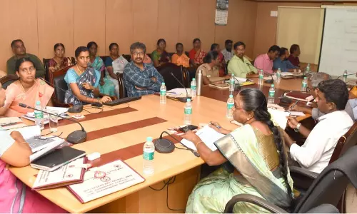 பெண் குழந்தைகளின் பிறப்பு விகிதத்தை உயர்த்த மக்களிடம் விழிப்புணர்வுஆய்வுக்கூட்டத்தில் கலெக்டர் பேச்சு