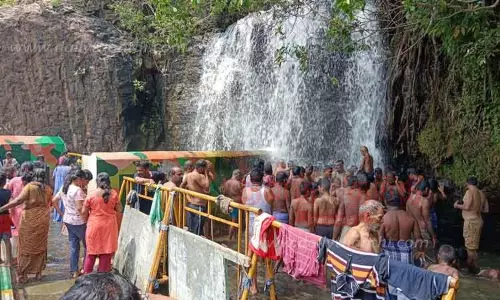 அகஸ்தியர் அருவியில் குவிந்த சுற்றுலா பயணிகள்