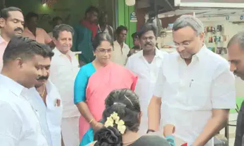 கார்த்தி சிதம்பரம் எம்.பி. பொதுமக்களுக்கு இனிப்பு வழங்கினார்