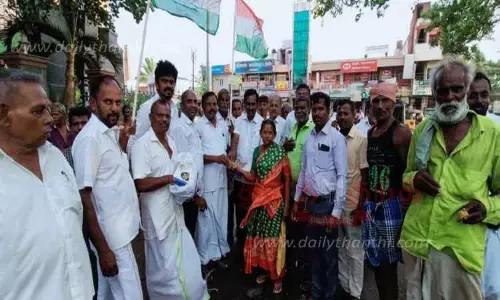 காங்கிரசார் இனிப்பு வழங்கி கொண்டாட்டம்