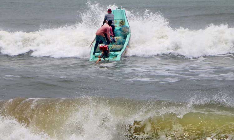 Sea rage in Cuddalore | மோக்கா புயல் எதிரொலி:கடலூரில் கடல் சீற்றம்