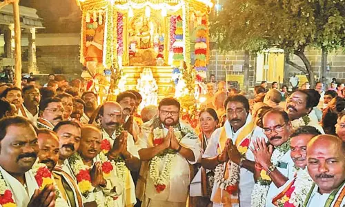 காஞ்சீபுரம் காமாட்சி அம்மன் கோவிலில் தங்கத்தேர் இழுத்து வழிபாடு