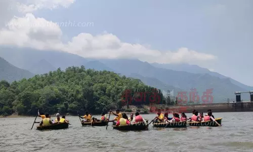 பில்லூர் அணையில் பரிசல் சவாரி செய்து சுற்றுலா பயணிகள் மகிழ்ச்சி