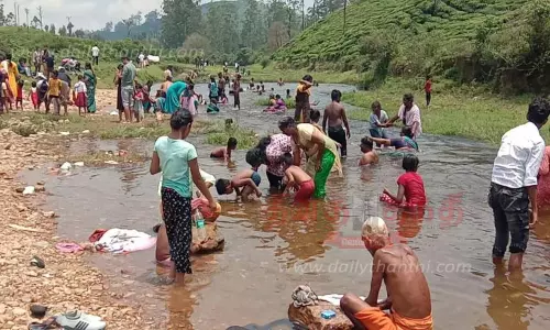 வால்பாறையில் குவிந்த சுற்றுலா பயணிகள் வால்பாறையில் குவிந்த சுற்றுலா பயணிகள்