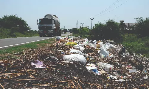 சாலையோர நீர்வழித்தடத்தில் குப்பைகழிவுகள்