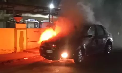 அரசு ஆஸ்பத்திரி முன்பு திடீரென்று  தீப்பற்றி எரிந்த கார்