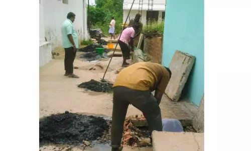 கழிவுநீர் கால்வாய் அடைப்பு நீக்கும் பணி