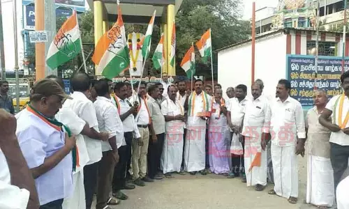 காங்கிரசார் இனிப்பு வழங்கி கொண்டாட்டம்