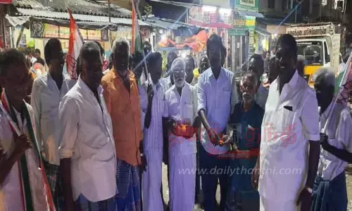 காங்கிரசார் இனிப்பு வழங்கி கொண்டாட்டம்
