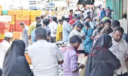 தடைக்காலம் எதிரொலி: ஈரோடு மார்க்கெட்டுக்கு வரத்து குறைந்ததால் மீன்கள் விலை உயர்வு