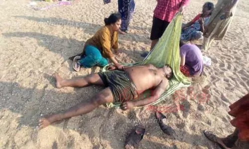 ஊஞ்சலூர் அருகேகாவிரி ஆற்றில் மூழ்கி தொழில் அதிபர் பலி