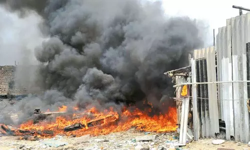 காசிமேடு துறைமுகத்தில் பழுதடைந்த 2 பைபர் படகுகள் எரிந்து நாசம்