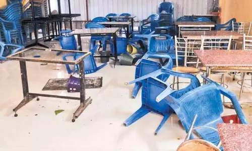 ஊரப்பாக்கம் அருகே பரபரப்பு: டாஸ்மாக் கடையை முற்றுகையிட்டு பாரை சூறையாடிய பெண்கள்