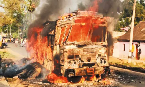 சாலையில் சென்றபோது டயர் வெடித்த விபத்தில் லாரி தீப்பிடித்து எரிந்ததால் பரபரப்பு