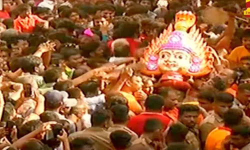 குடியாத்தம் கெங்கையம்மன் கோவில் சிரசு திருவிழா - ஆயிரக்கணக்கான பக்தர்கள் சாமி தரிசனம் குடியாத்தம் கெங்கையம்மன் கோவில் சிரசு திருவிழா - ஆயிரக்கணக்கான பக்தர்கள் சாமி தரிசனம்