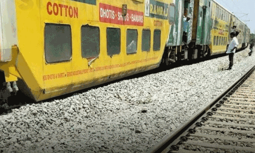 தமிழ்நாடு - கர்நாடக எல்லையில் டபுள் டெக்கர் ரெயில் தடம் புரண்டு விபத்து.!