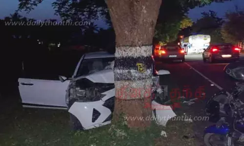 கார் மரத்தில் மோதி வியாபாரி பலி