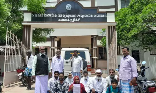 குடும்பத்துடன் பெண் தர்ணா குடும்பத்துடன் பெண் தர்ணா