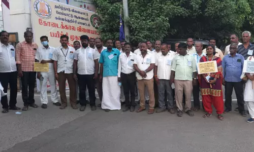 அரசுத்துறை ஊர்தி ஓட்டுனர் சங்கம் ஆர்ப்பாட்டம் அரசுத்துறை ஊர்தி ஓட்டுனர் சங்கம் ஆர்ப்பாட்டம்