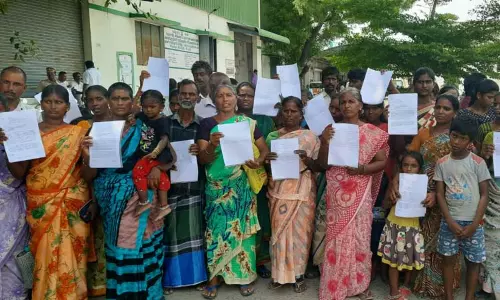 தனியார் தொழிற்சாலை ஊழியர்கள் கள்ளக்குறிச்சி கலெக்டரிடம் மனு தனியார் தொழிற்சாலை ஊழியர்கள் கள்ளக்குறிச்சி கலெக்டரிடம் மனு