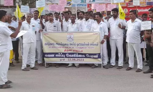 அரசுத்துறை டிரைவர்கள் ஆர்ப்பாட்டம் அரசுத்துறை டிரைவர்கள் ஆர்ப்பாட்டம்