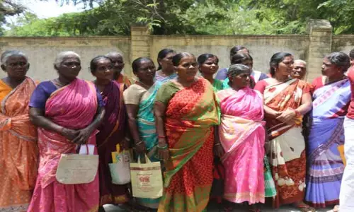 இலவச வீட்டுமனை பட்டா நிலத்தை பத்திரப்பதிவு செய்து தர வேண்டும்; கலெக்டரிடம், கிராம மக்கள் மனு