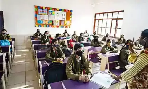 ஜம்மு காஷ்மீர்: பள்ளி மாணவர்கள் மீது ஜன்னல் கிரில் விழுந்து 5 பேர் காயம்