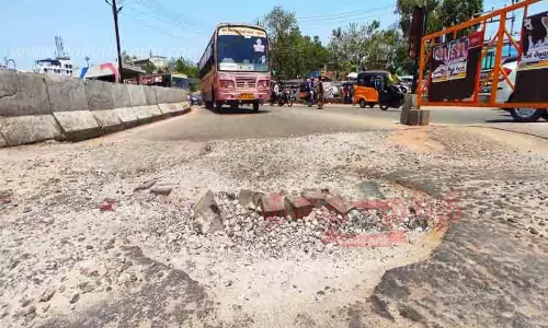 குண்டும், குழியுமான சாலை