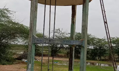 இடிந்து விழும் நிலையில் மேல்நிலை நீர்த்தேக்க தொட்டி இடிந்து விழும் நிலையில் மேல்நிலை நீர்த்தேக்க தொட்டி