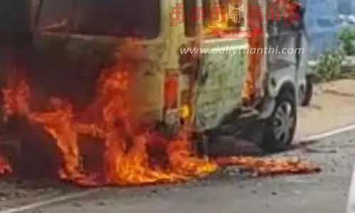 அந்தியூர் அருகே வேன் திடீரென தீப்பிடித்து எரிந்ததால் பரபரப்பு