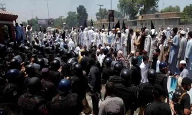 பாகிஸ்தானில் இரு தரப்பினருக்கிடையே நடந்த மோதலில் 16 பேர் பலி பாகிஸ்தானில் இரு தரப்பினருக்கிடையே நடந்த மோதலில் 16 பேர் பலி