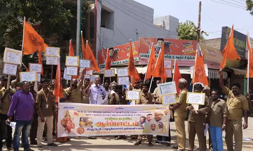 ஆட்டோ தொழிலாளர்கள் ஆர்ப்பாட்டம்