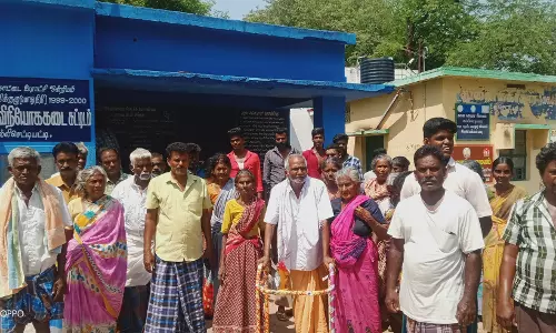நிலக்கோட்டை அருகே ரேஷன் கடையை கிராம மக்கள் முற்றுகை நிலக்கோட்டை அருகே ரேஷன் கடையை கிராம மக்கள் முற்றுகை