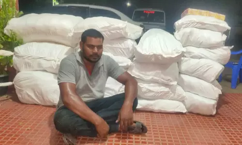 காரில் கடத்தி வரப்பட்ட ரூ.2½ லட்சம் புகையிலை பொருட்கள் பறிமுதல் காரில் கடத்தி வரப்பட்ட ரூ.2½ லட்சம் புகையிலை பொருட்கள் பறிமுதல்