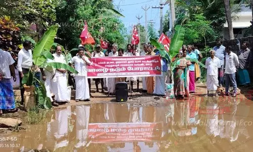 சாலையில் மழைநீர் ேதங்கியதை கண்டித்து வாழை நடும் போராட்டம்