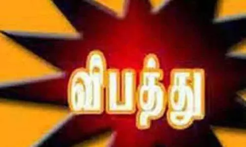 கார் மீதுமோட்டார்சைக்கிள் மோதி 2 பேர் படுகாயம்